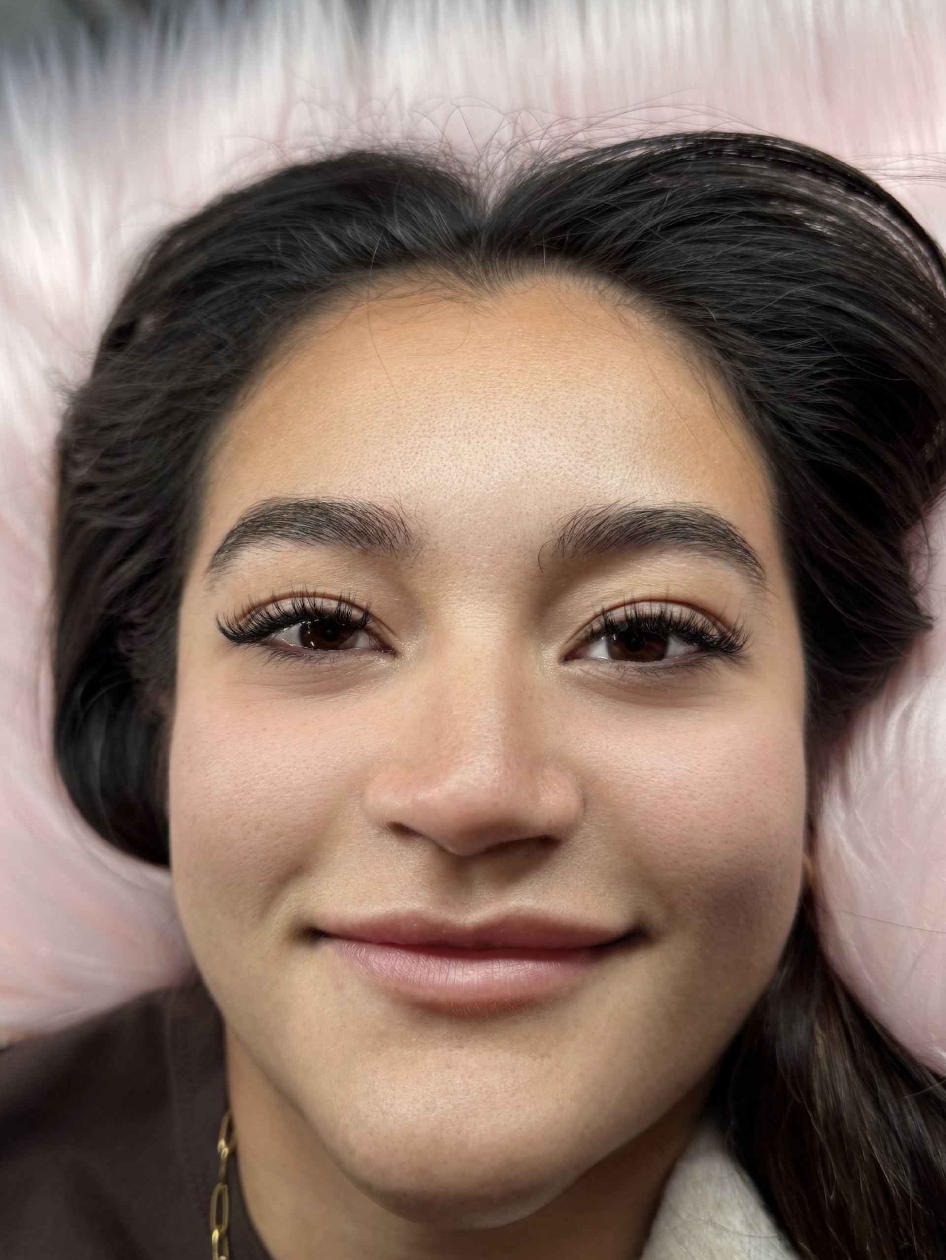 Classic lash extensions on brunette client